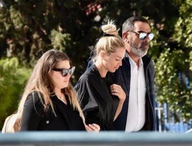 Αυτή είναι η νέα κατάθεση της Βικτώριας Καρύδα μετά την κηδεία του συζύγου της (βίντεο)